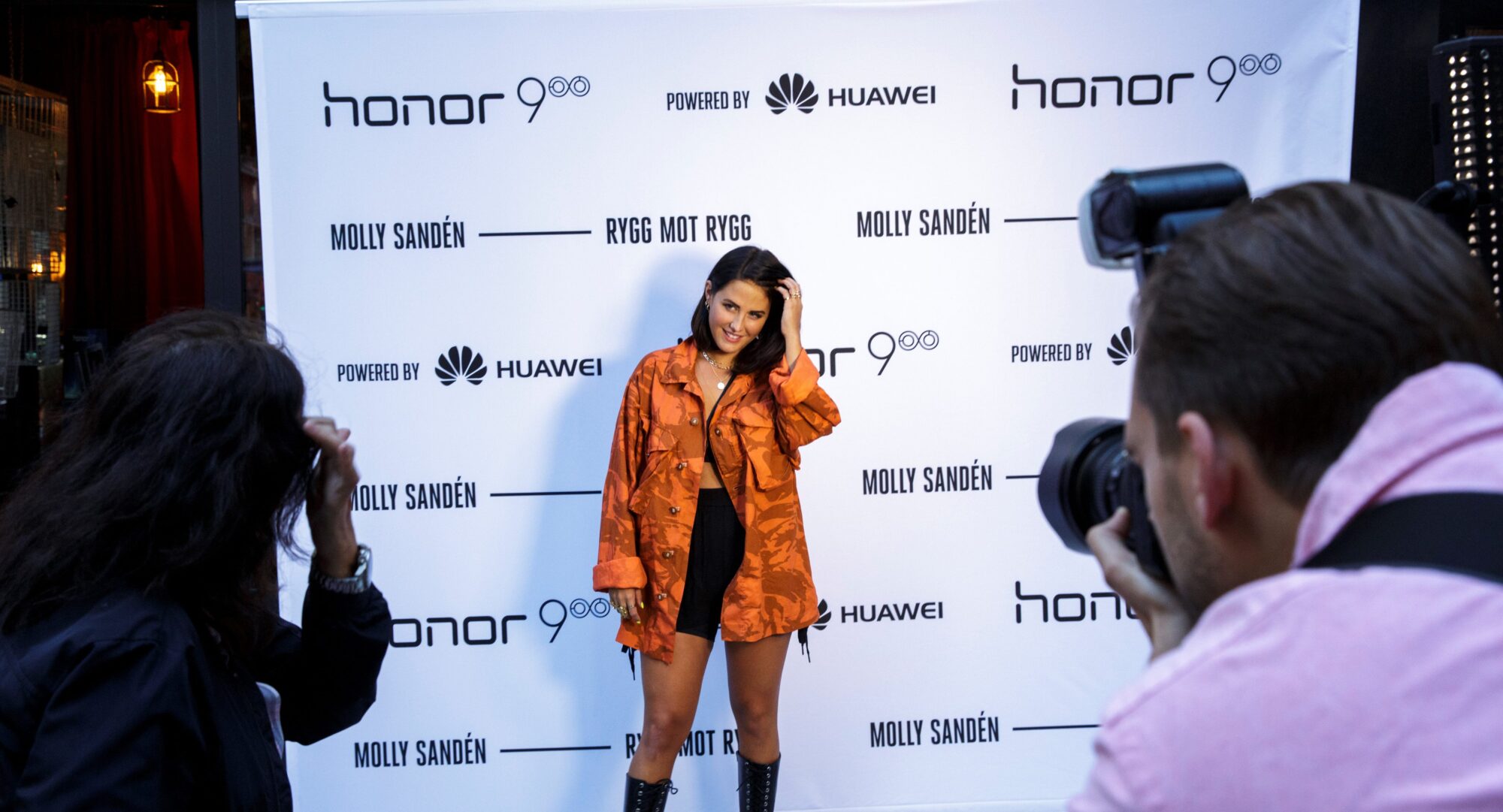 Sprakande fest när Huawei lanserar Honor 9