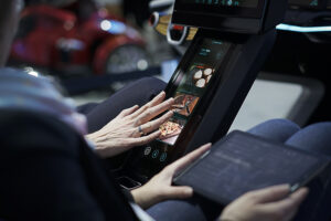 Bosch ökar säkerheten i trafiken med framtidens 3D-skärmar 3