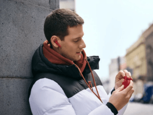 Huawei lanserar hörlurarna Freebuds 3 i sportig röd färg 3