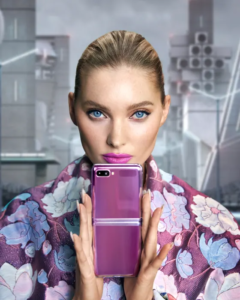 Flip it – Supermodellen Elsa Hosk frontar Samsungs nya vikbara telefon 3