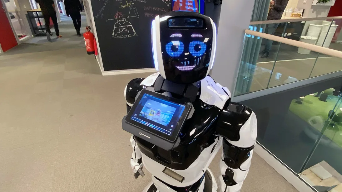 Robotar tar jobb på H22 City Expo – avancerad Mr Q gillar att guida och småprata