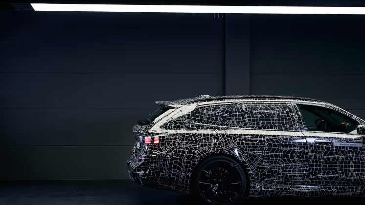 Nästa generation BMW M5 avslöjad bakom kamouflage – kommer som Sedan och Touring
