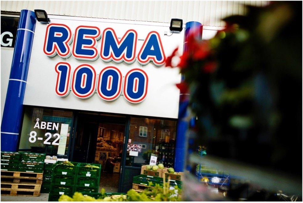 Kiona och REMA 1000 tecknar centralt ramavtal för miljö- och energiuppföljning i Danmark.