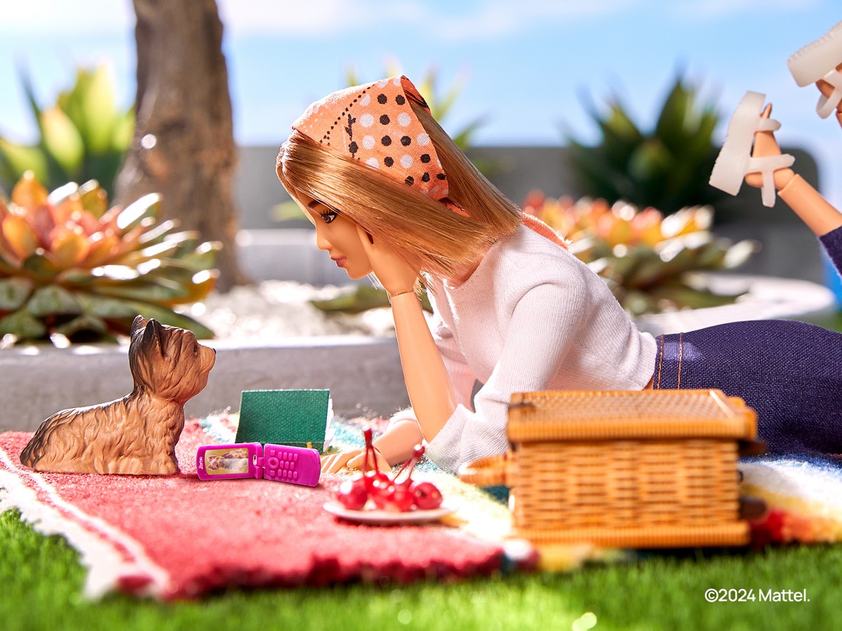 Säg hej till nya HMD ... och hej till Barbie!