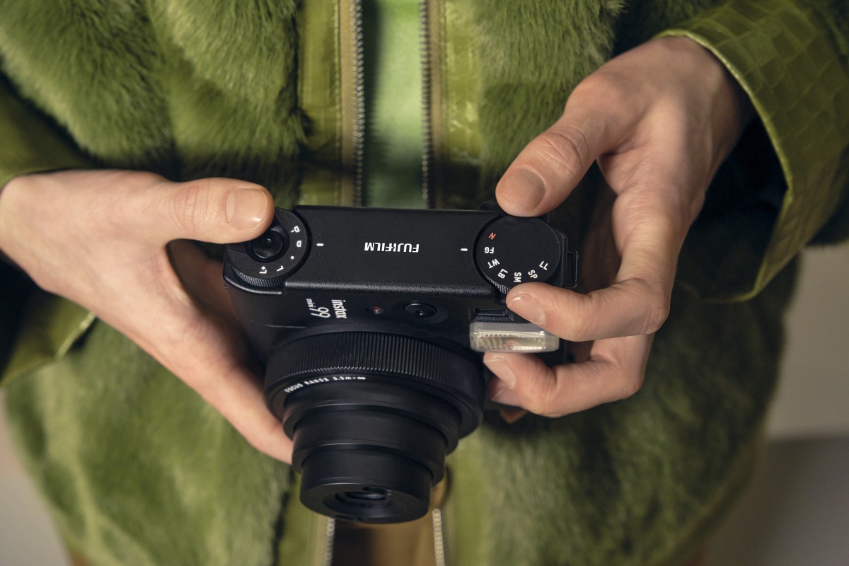 Fujifilms helt nye INSTAX MINI 99 instant kamera fremkalder farven på dine billeder