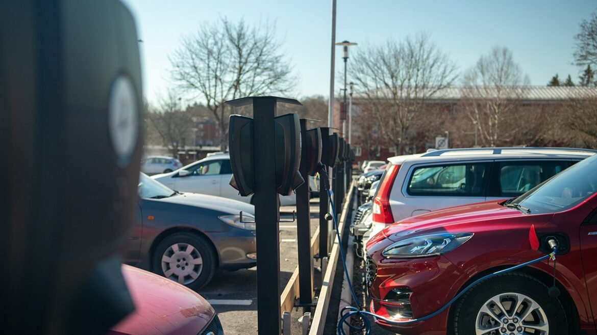 Att installera laddstolpar – experten svarar på bostadsrättsföreningens dilemmor