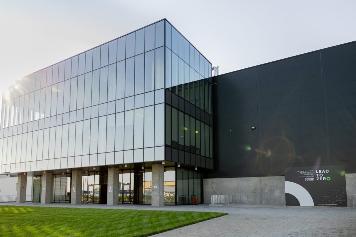 Nokian Tyres inviger sin däckfabrik för personbilar i Oradea, Rumänien - världens första fullskaliga däckfabrik med noll CO2-utsläpp