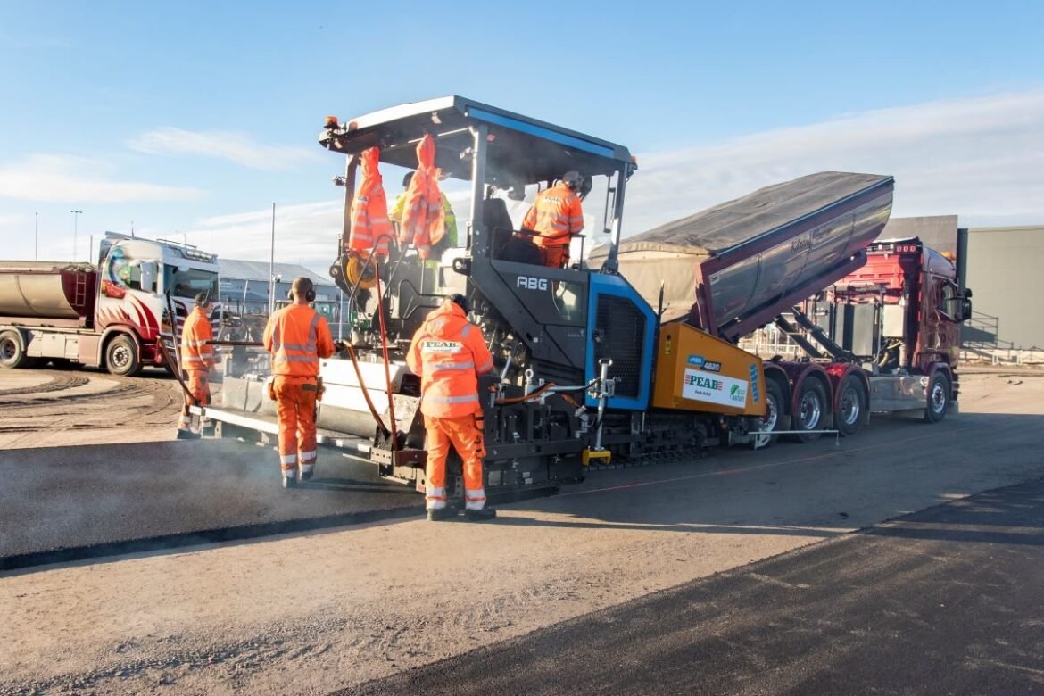 ”Vill leda den gröna utvecklingen”– Peab Asfalt är först i Norden att utveckla och testa en stor helelektrisk läggare
