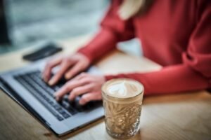 Var femte anställd känner sig ensam på jobbet visar ny undersökning