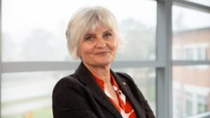 Hon vill bidra till att göra vårdyrkena mer attraktiva och hållbara