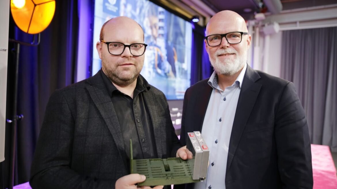 Högskolan i Skövde och Volvokoncernen lagt grunden för att göra Skaraborg till ett nationellt ledande kompetenscenter inom batteriutveckling. Nu står regionen inför nästa stora steg – en storskalig, hållbar och fossilfri produktion av battericeller i Mariestad.