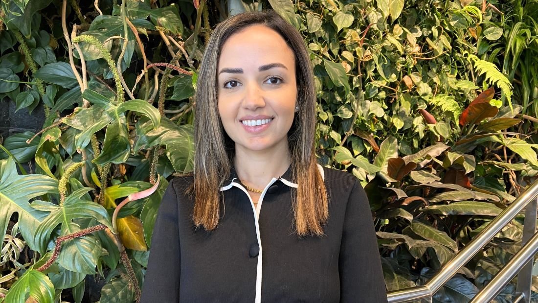 BIM-metoden underlättar samverkan och datadelning, men byggbranschen tvekar. Lina Gharaibeh, ny doktor vid Högskolan Väst, har utvecklat ett verktyg som visar när BIM lönar sig.