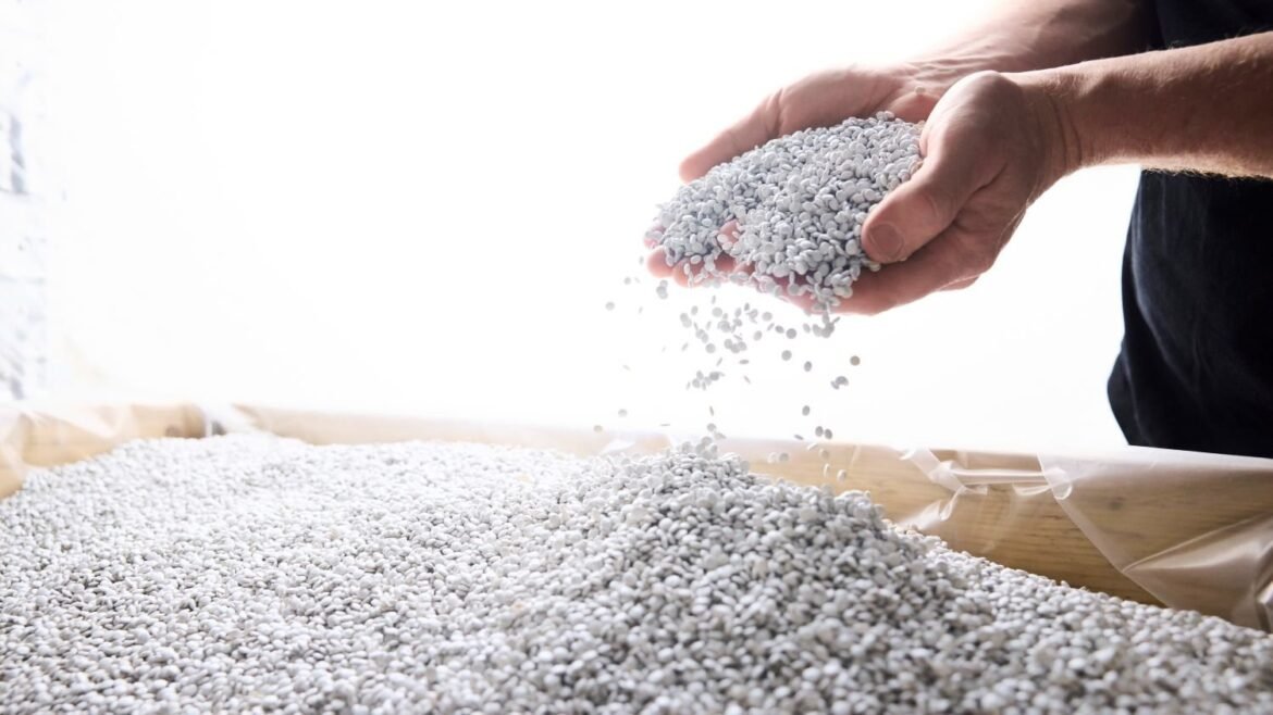 Granulat från återvunnen plast Trioworld satsar på cirkulär tillväxt.