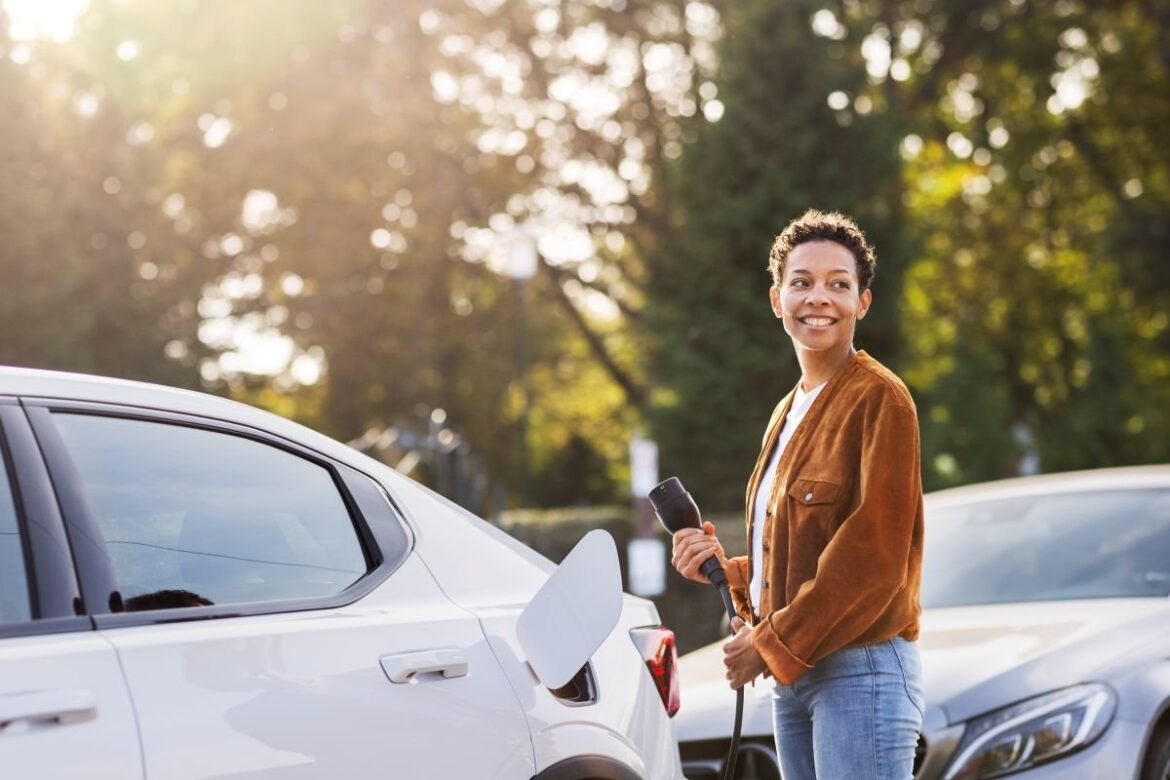 ChargeNode och Parkster samarbetar för smidig betalning för både parkering och laddning