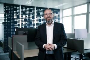 AI-undersökning: stora ambitioner, växande värdegap och vikten av öppen källkod