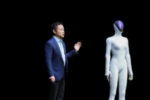 XPENG visar flygande bilar och nästa generations humanoida robot