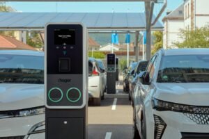Hager förenklar publik laddning med betalterminal och Plug & Charge